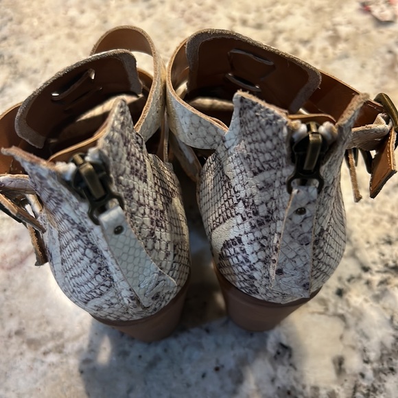 Snakeskin print shoes - Picture 3 of 6